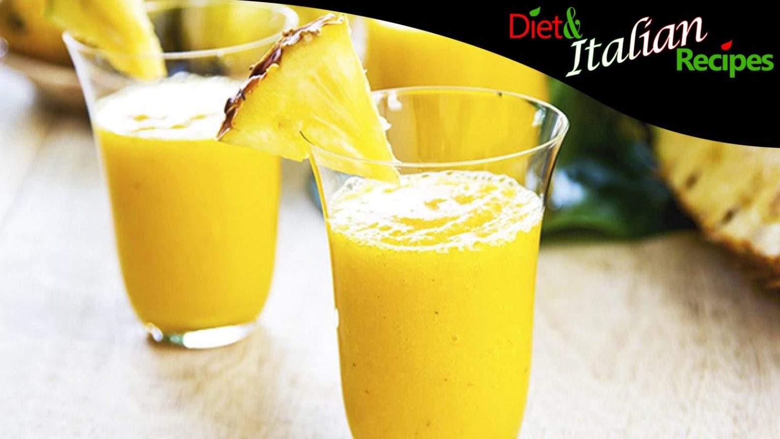 Detox juice recipe losing weight with pineapple, apple and ginger